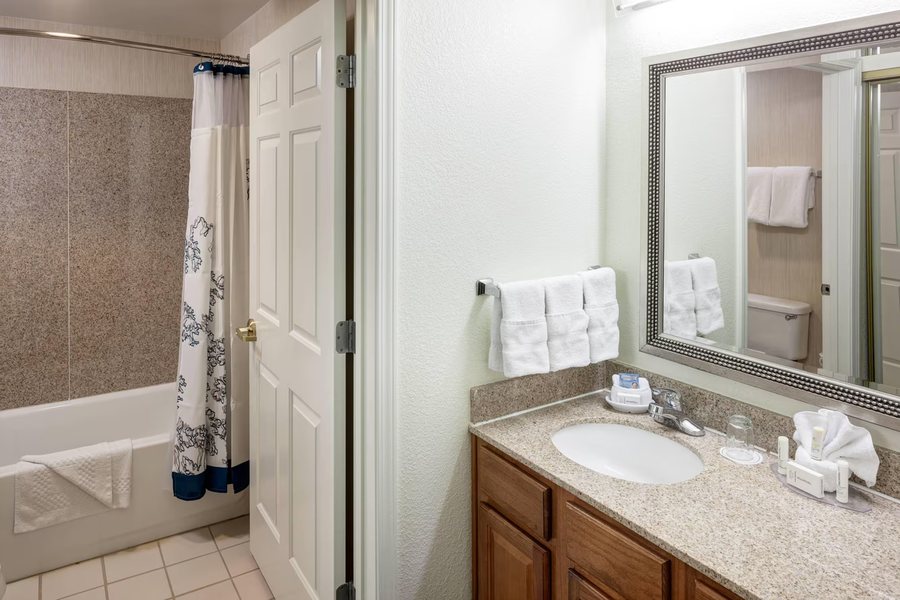 Courtyard Kansas City Country Club Plaza — Bathroom