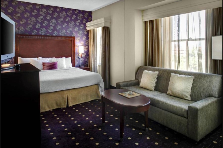 Courtyard Kansas City Country Club Plaza — Guest room