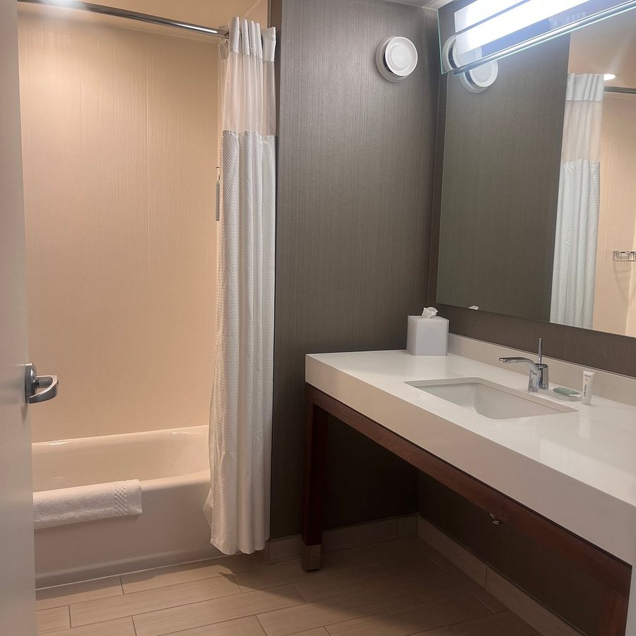 Courtyard Lake George — Bathroom