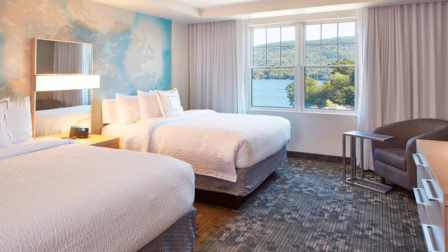 Courtyard Lake George — Guest room