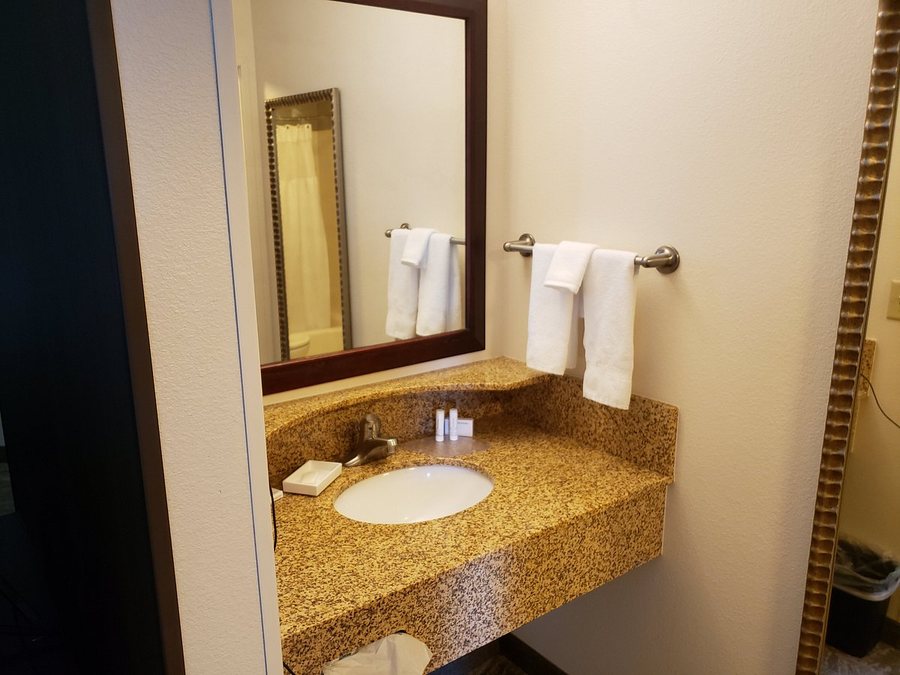 Courtyard Lehi At Thanksgiving Point — Bathroom