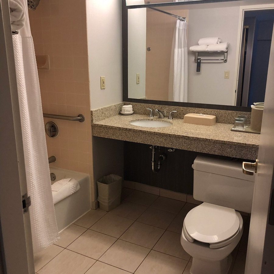 Courtyard Lyndhurst Meadowlands Lyndhurst New Jersey — Bathroom