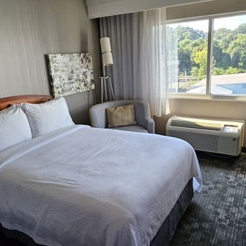 Courtyard Lyndhurst Meadowlands Lyndhurst New Jersey — Guest room