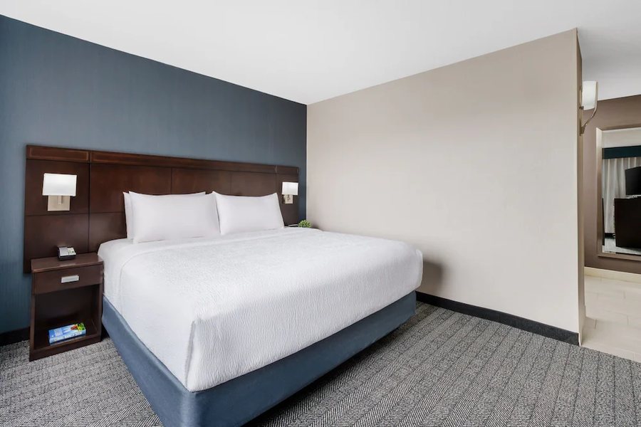 Courtyard Manchester Boston Regional Airport — Guest room
