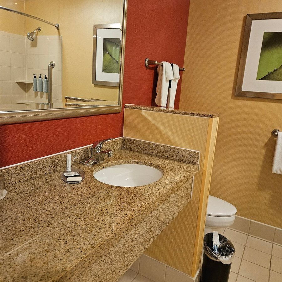 Courtyard Middlebury — Bathroom