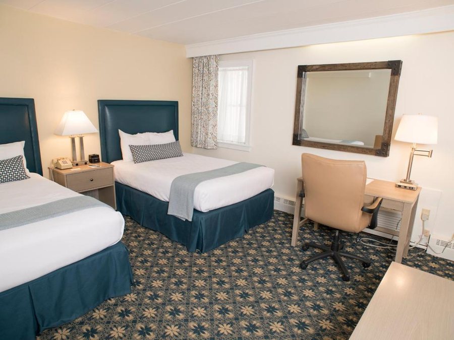 Courtyard Middlebury — Guest room