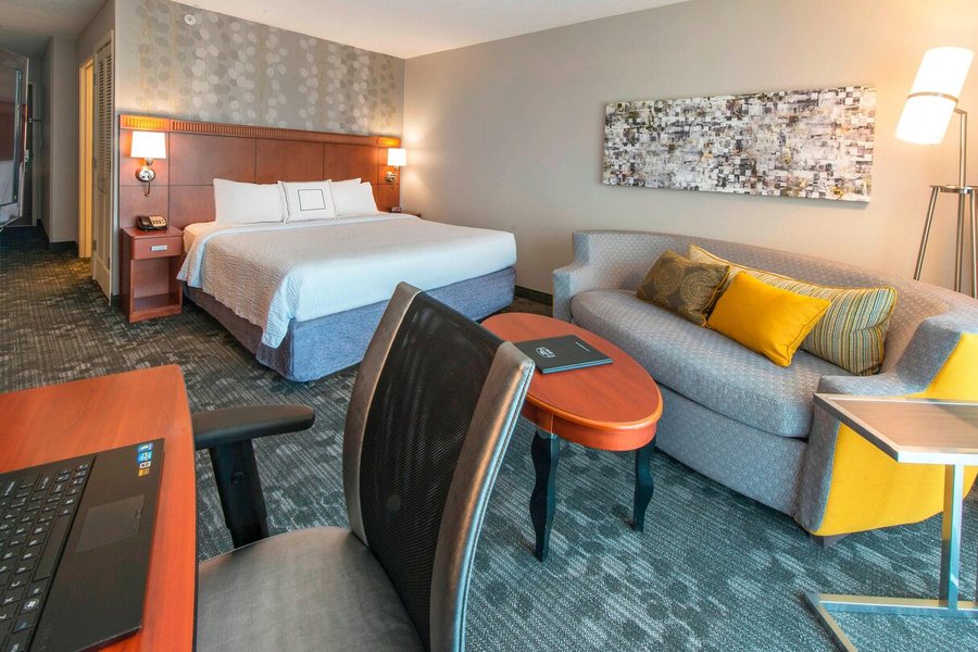 Courtyard Montgomery — Guest room