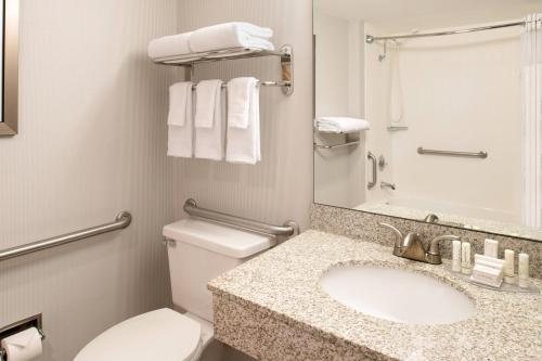 Courtyard Portland Airport — Bathroom
