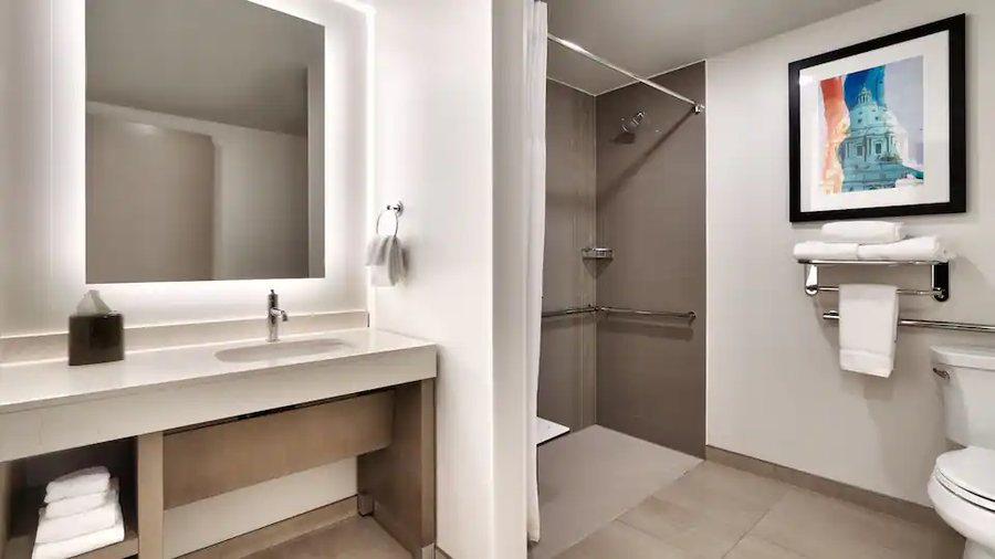 Courtyard Rochester Mayo Clinic Area Saint Marys — Bathroom