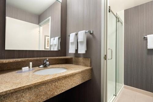 Courtyard Salina — Bathroom