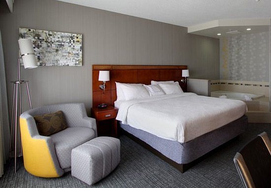 Courtyard Salina — Guest room