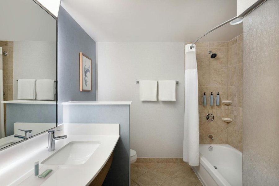 Courtyard Sandestin at Grand Boulevard — Bathroom