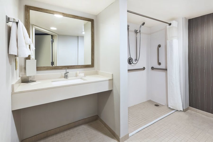 Courtyard Secaucus Meadowlands — Bathroom