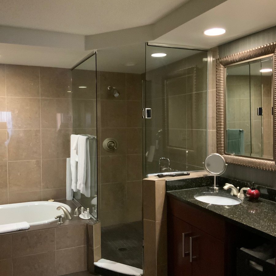 Courtyard Sioux City Downtown Convention Center — Bathroom