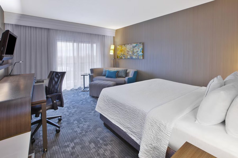 Courtyard Somerset — Guest room