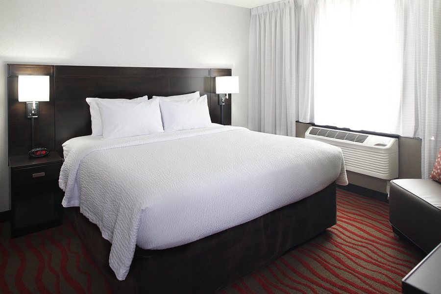 Courtyard St Cloud — Guest room