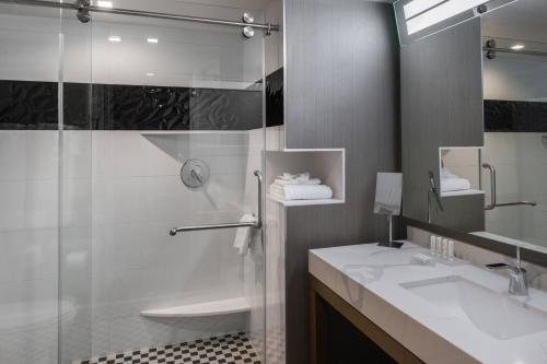 Courtyard Temecula Murrieta — Bathroom