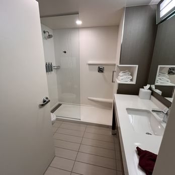 Courtyard Troy — Bathroom
