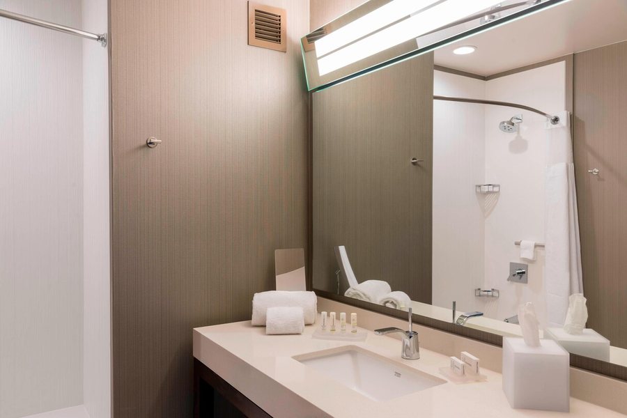 Courtyard Waterloo Cedar Falls — Bathroom