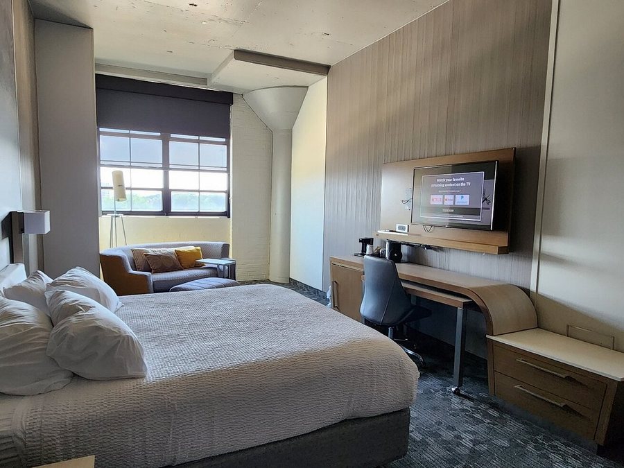 Courtyard Waterloo Cedar Falls — Guest room