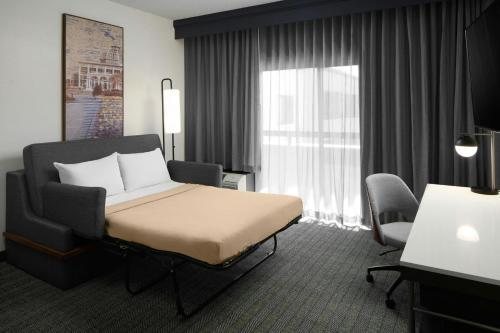 Courtyard Williamsburg Busch Gardens Area — Guest room