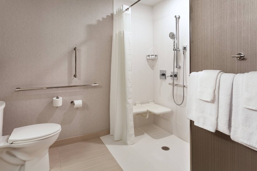 Courtyard Winter Haven Marriott — Bathroom