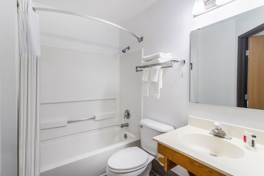 Cousin s Country Inn — Bathroom