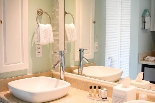 Cove Inn on Naples Bay — Bathroom