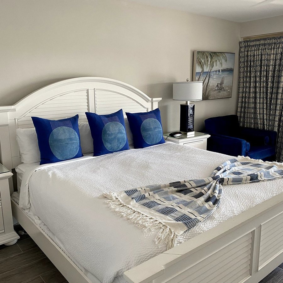 Cove Inn on Naples Bay — Guest room
