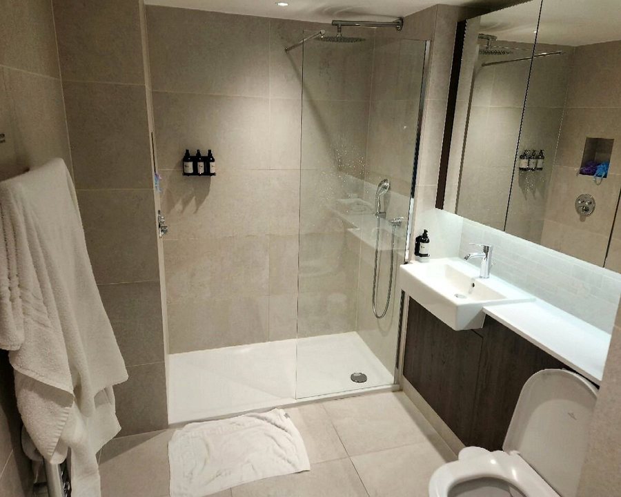 Cove Landmark Pinnacle Canary Wharf — Bathroom