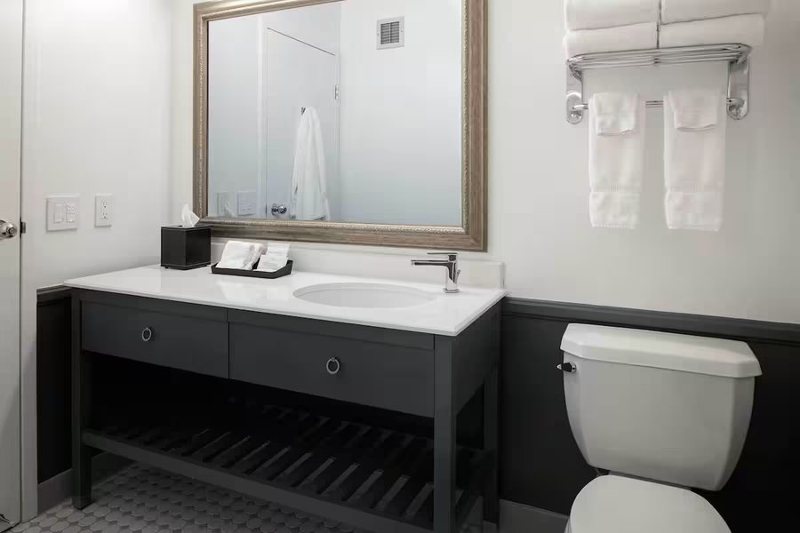 Coventry Motor Inn — Bathroom