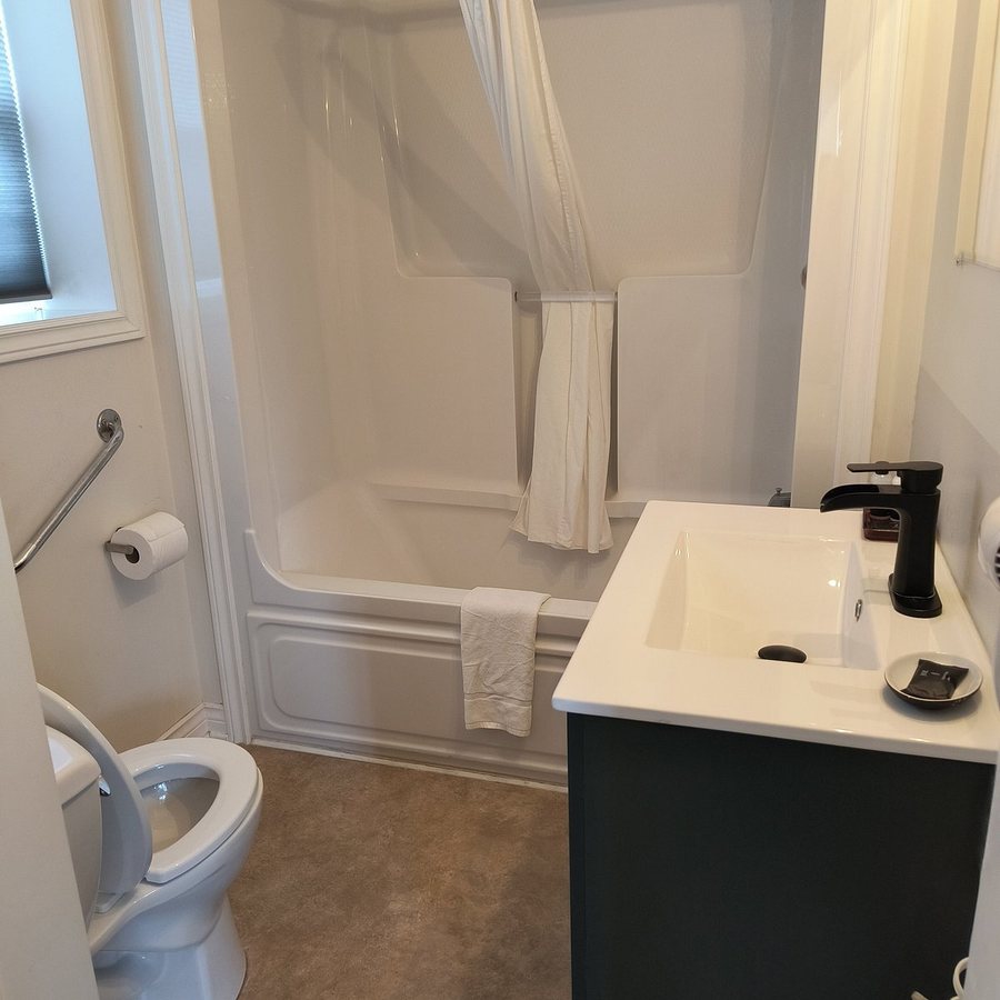 Covered Bridge River View Lodge — Bathroom