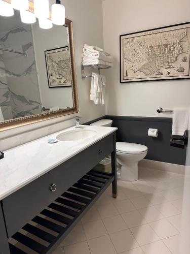 Cow Hollow Inn Suites — Bathroom