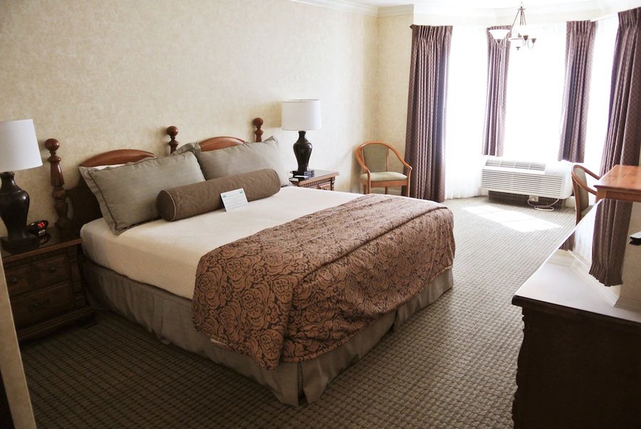 Cow Hollow Inn Suites — Guest room