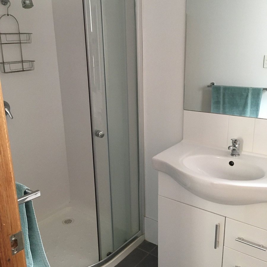 Cowell Foreshore Caravan Park Holiday Units — Bathroom