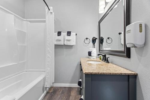 Coyote Mountain Lodge — Bathroom