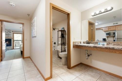 Cragun s Resort on Gull Lake East Gull Lake Minnesota — Bathroom
