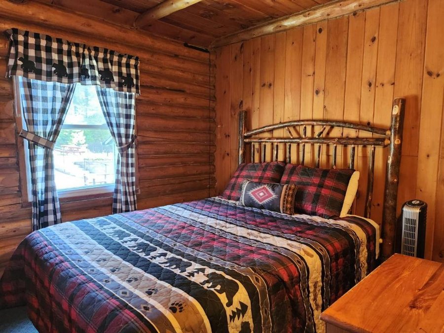 Cramers Point Lake Breeze — Guest room