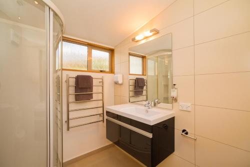 Cranbury Court Apartments — Bathroom
