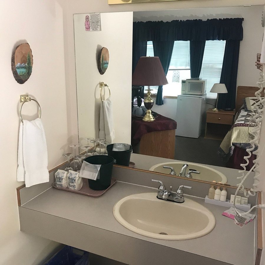 Crandell Mountain Lodge — Bathroom