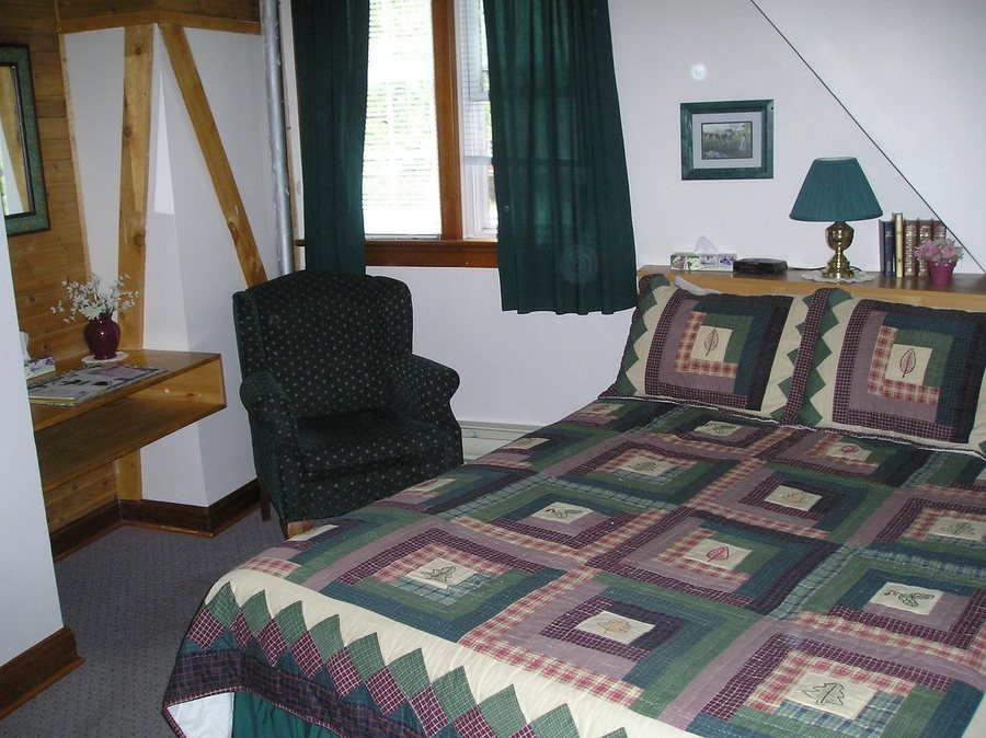 Crandell Mountain Lodge — Guest room