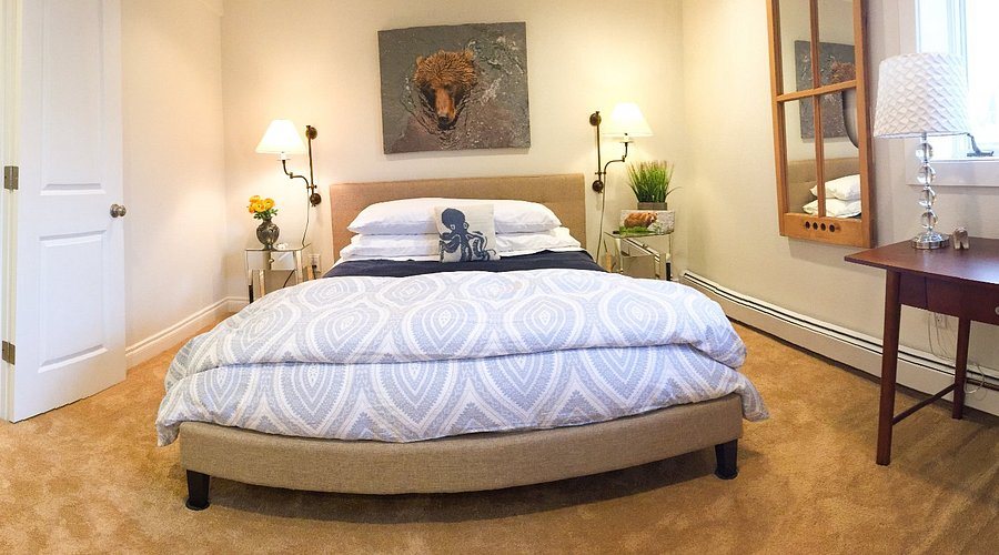 Cranky Crow Bed and Breakfast — Guest room