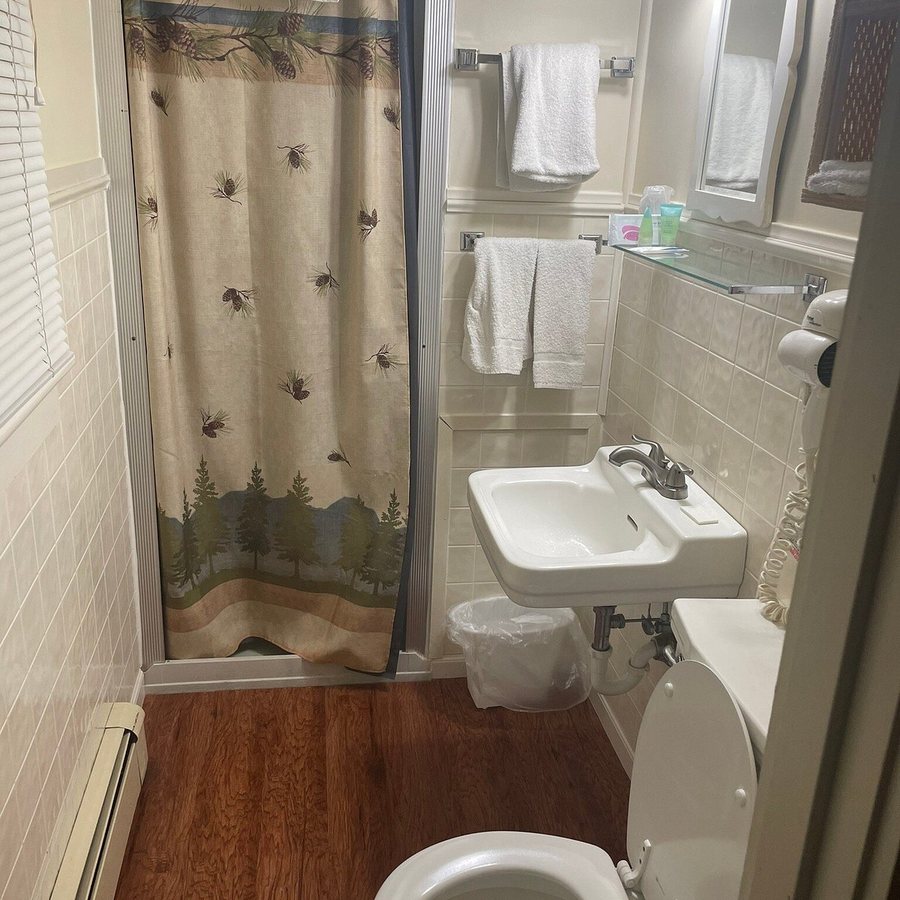 Crawford Notch General Store and Campground — Bathroom