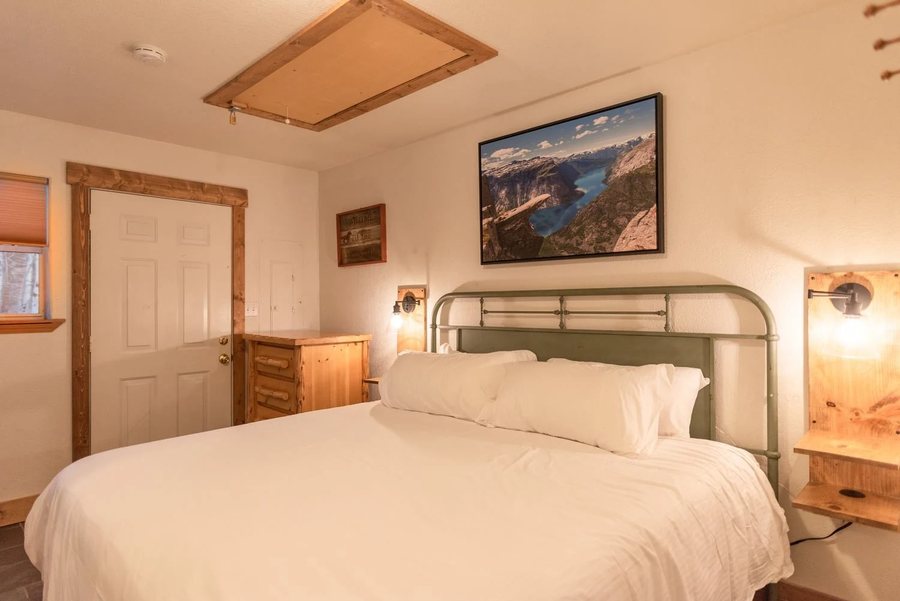 Creekside Chalets and Cabins — Guest room