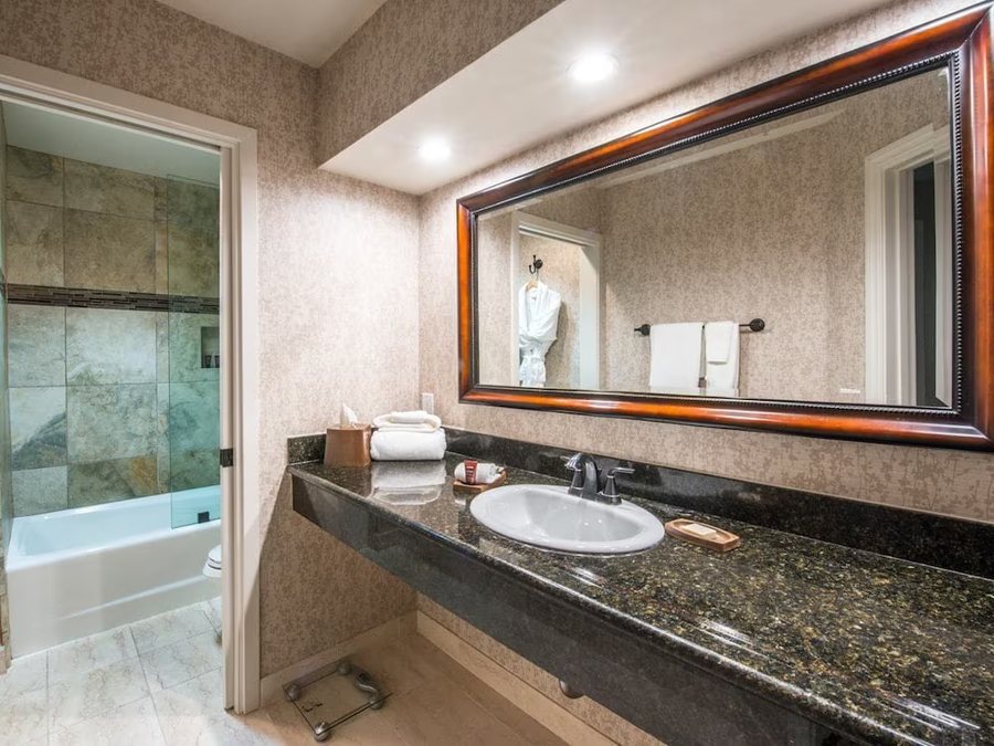 Creekside Inn — Bathroom