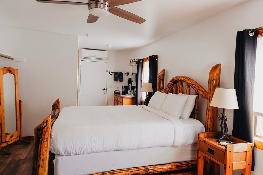 Creekside Lodge — Guest room