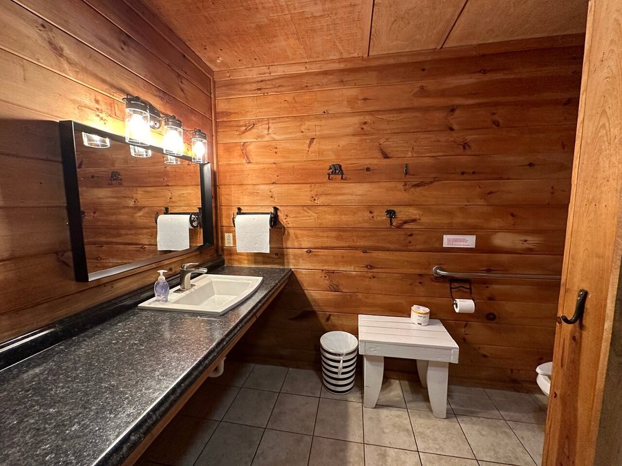 Creekwood Inn RV Park — Bathroom