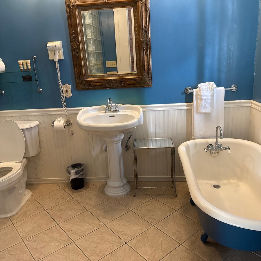 Creole Gardens Guesthouse Inn — Bathroom