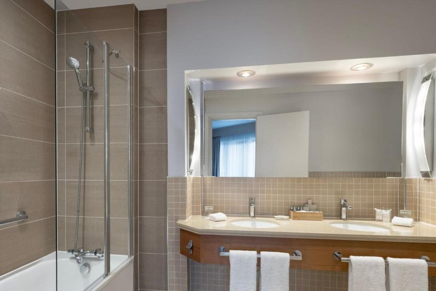 Crescent Suites Hotel — Bathroom