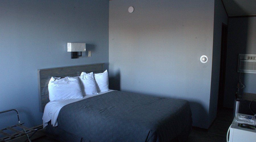 Crest Motel — Guest room